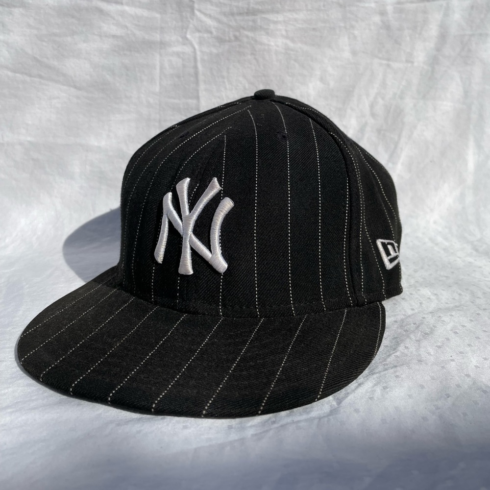 New Era fitted New York Yankees baseball cap. Black and white pinstripes.